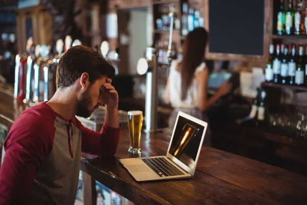 Homem perturbado usando laptop — Fotografia de Stock