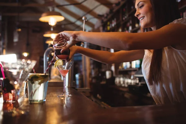 Barman nalil koktejlové nápoje ve skle — Stock fotografie