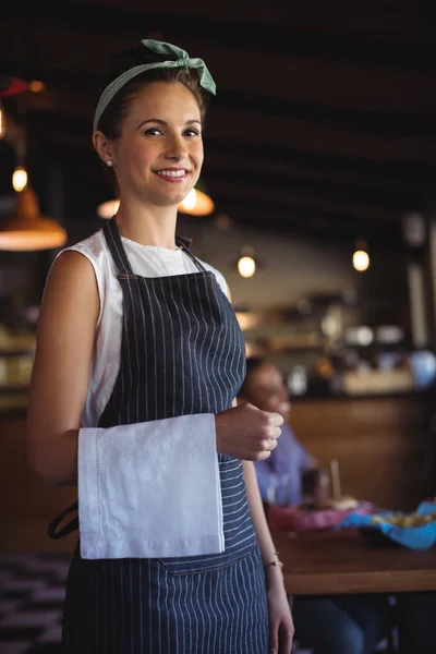 Kellnerin mit Serviette steht im Restaurant — Stockfoto