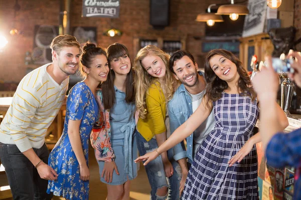 Grup de prieteni fericiti care pozeaza in pub — Fotografie, imagine de stoc