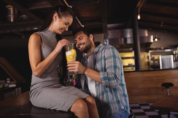 Casal feliz ter milkshake — Fotografia de Stock