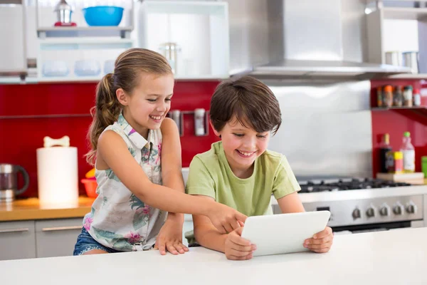 Mutfakta dijital tablet kullanarak kardeşler — Stok fotoğraf