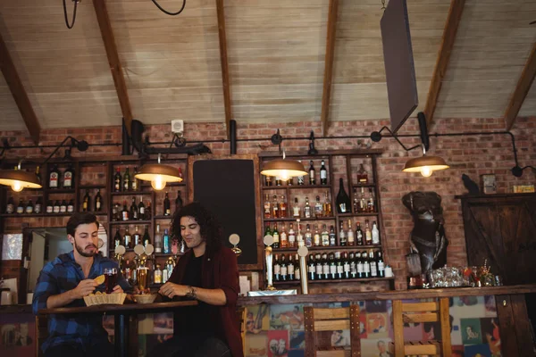 Vrienden met biertje in de pub — Stockfoto