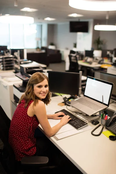 Pengusaha wanita menggunakan komputer di kantor — Stok Foto