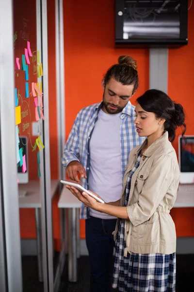 Male and female executives discussing — Stock Photo, Image