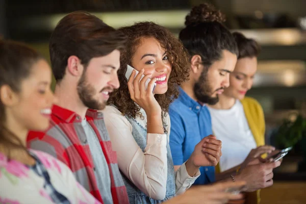 Donna che parla su smartphone — Foto Stock