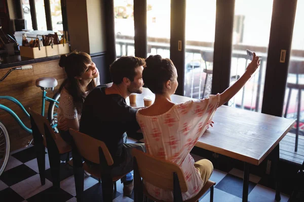 Amigos tirando uma selfie no celular — Fotografia de Stock