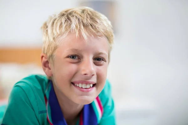 Ragazzo sorridente alla macchina fotografica a casa — Foto Stock