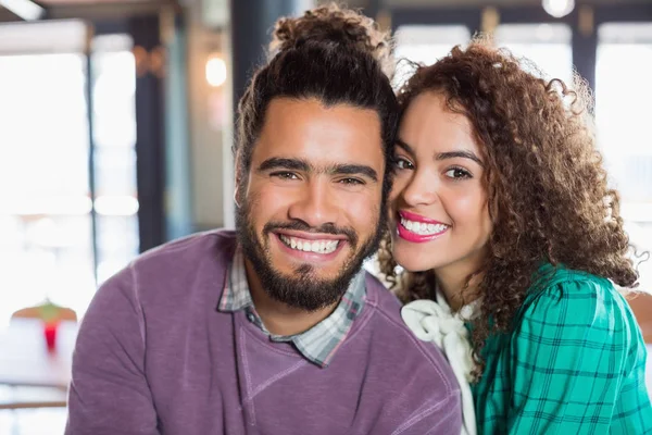 Jovem casal alegre no restaurante — Fotografia de Stock