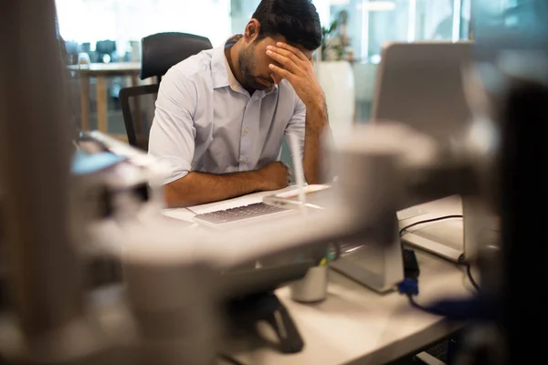 Orolig affärsman som sitter på kontor — Stockfoto