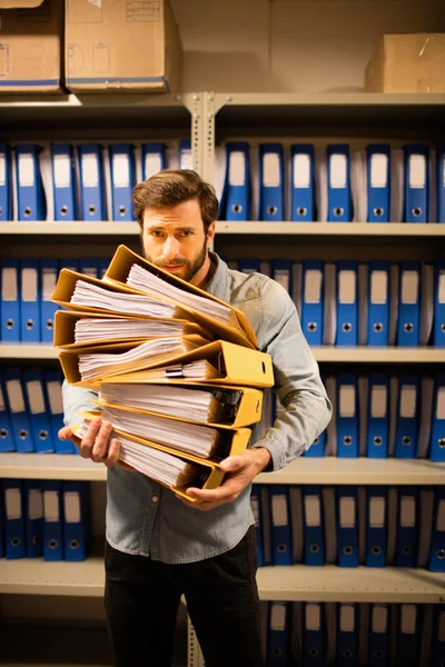 Ανησυχούν επιχειρηματίας, κρατώντας αρχεία στο χώρο αποθήκευσης — Φωτογραφία Αρχείου