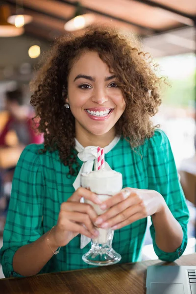 Smiling woman holding smoothie — Stock Photo, Image