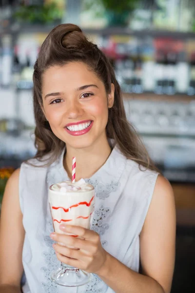 Kvinna dricka smoothie på restaurang — Stockfoto