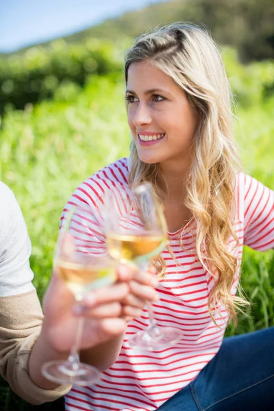 Donna bicchieri da vino tostatura con fidanzato — Foto Stock