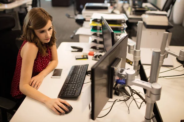 Forretningskvinne som arbeider med datamaskin ved kontoret – stockfoto