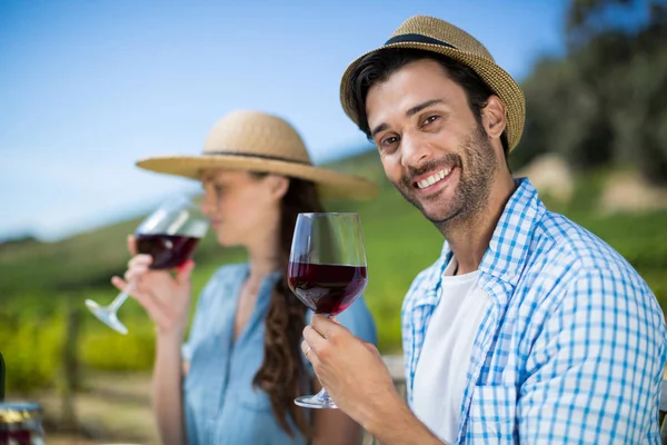笑みを浮かべて男の赤ワインを入れる — ストック写真