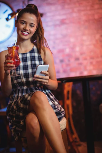 Junge Frauen bei Cocktailgetränken — Stockfoto