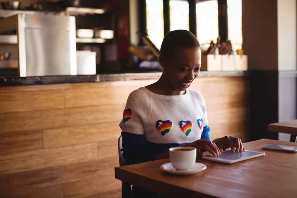 Mujer usando tableta mientras toma café —  Fotos de Stock