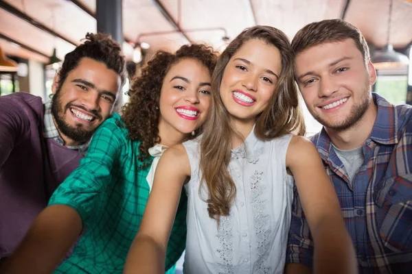 Fröhliche Freunde im Restaurant — Stockfoto