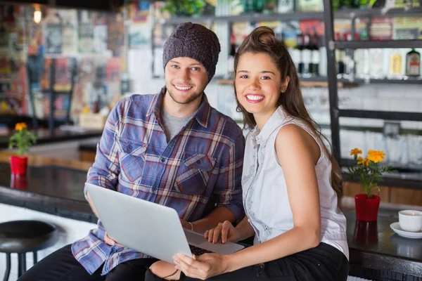 Friends using laptop in restaurant — Stock Photo, Image