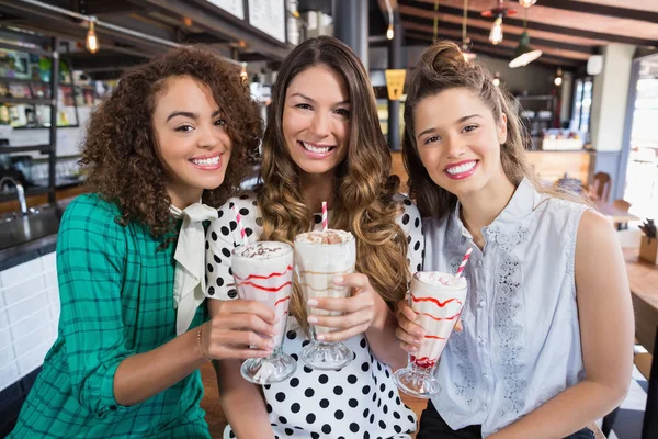 Cheerful female friends posing with drinks — Stock Photo, Image