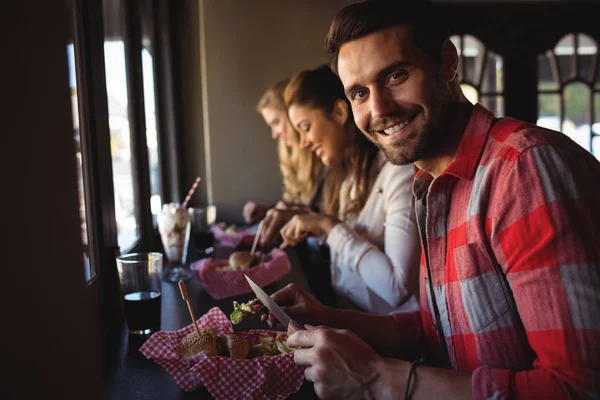 Freunde beim gemeinsamen Burger — Stockfoto