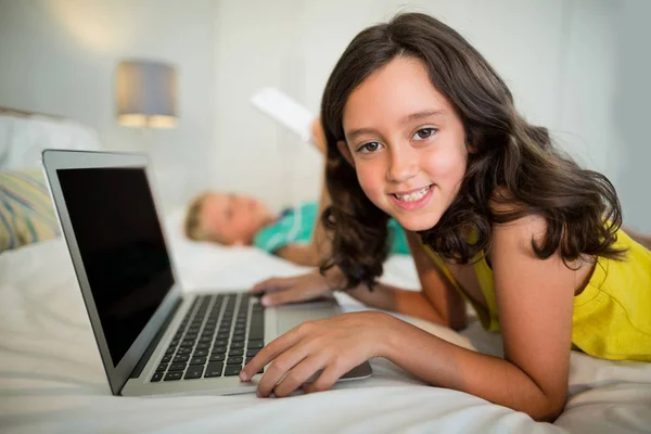 Lány használ laptop, ágy, hálószoba — Stock Fotó