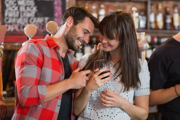 Gelukkige paar drankjes te houden — Stockfoto