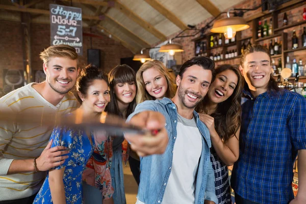 Happy vrienden nemen selfie in pub — Stockfoto