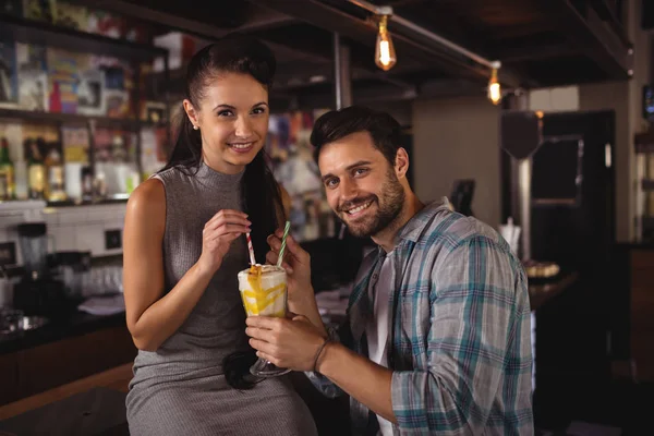 Casal feliz ter milkshake — Fotografia de Stock