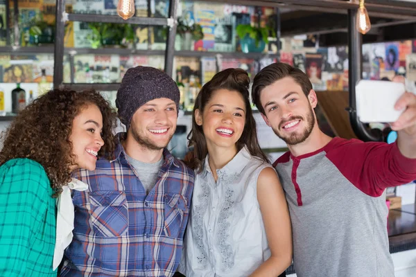 Jongeman selfie met vrienden — Stockfoto