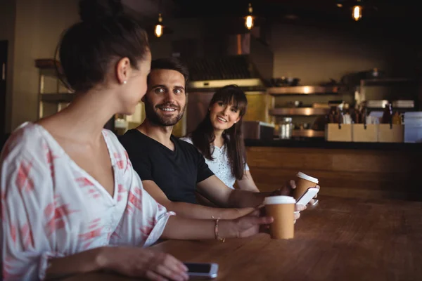 Vrienden hebben koffie in restaurant — Stockfoto