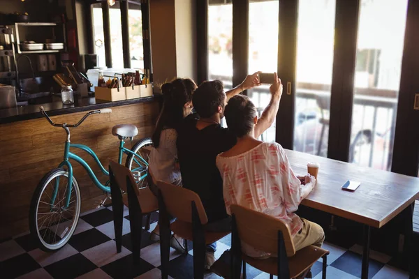 Amigos tirando uma selfie no celular — Fotografia de Stock