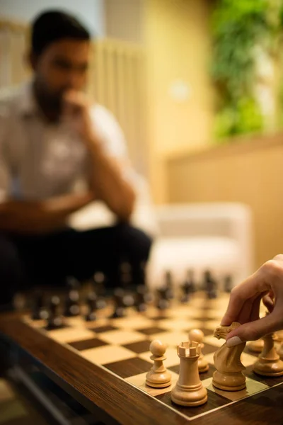 Donna d'affari che gioca a scacchi con un collega maschio — Foto Stock