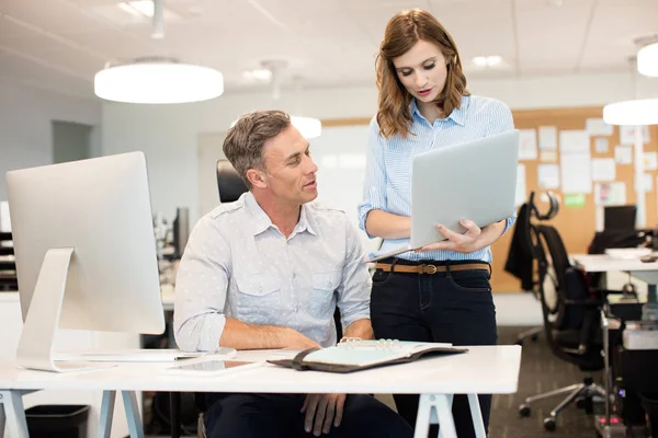 Businesswoman discussing with male colleague — Stock Photo, Image