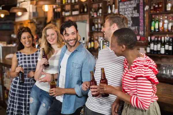 Amigos alegres desfrutando no pub — Fotografia de Stock