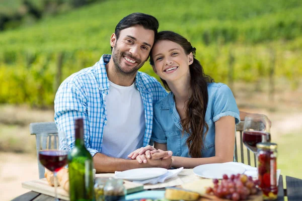 Lyckliga paret sitter vid bord — Stockfoto