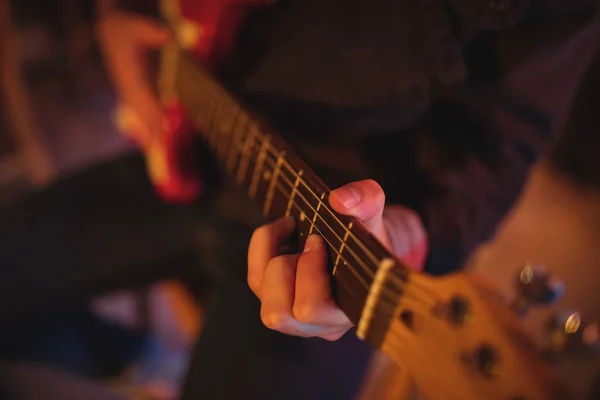 Középső szakasza, az ember gitározni — Stock Fotó