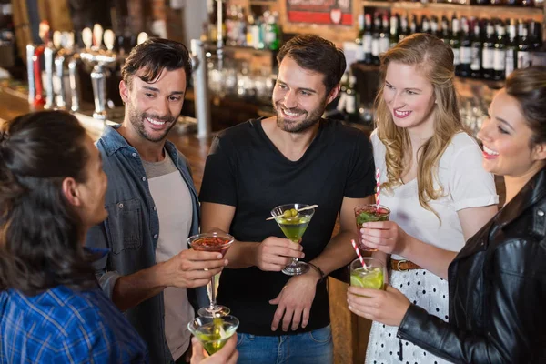 Vrienden houden dranken permanent samen — Stockfoto