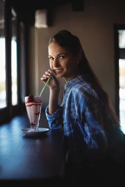 Όμορφη γυναίκα έχοντας milkshake — Φωτογραφία Αρχείου