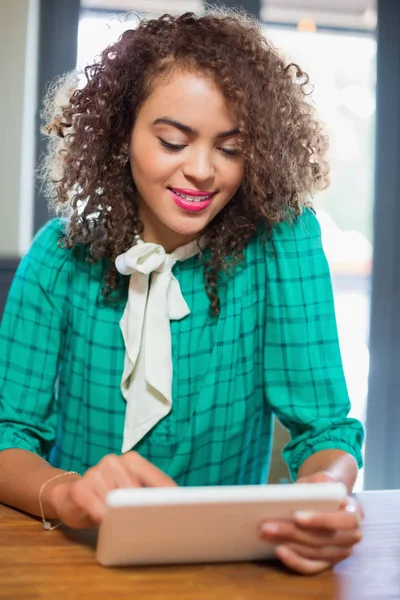 Mujer joven sosteniendo la tableta pc —  Fotos de Stock