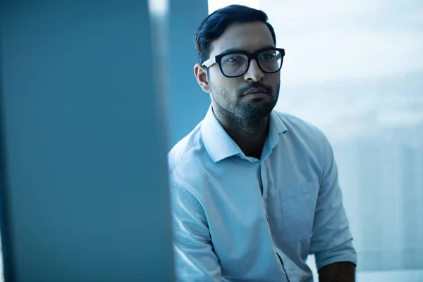 Thoughtful businessman looking away — Stock Photo, Image