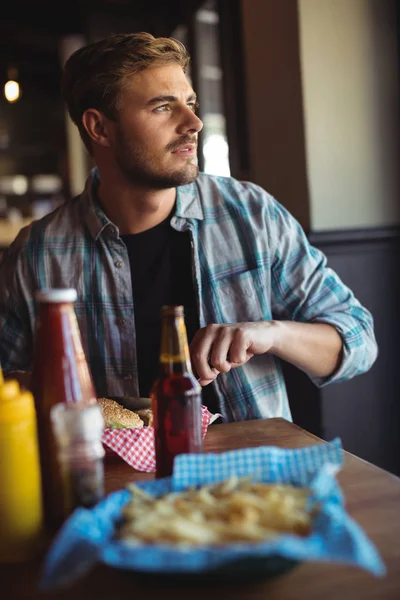Man met Hamburger samen — Stockfoto