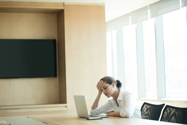 Bezorgd zakenvrouw met behulp van laptop — Stockfoto
