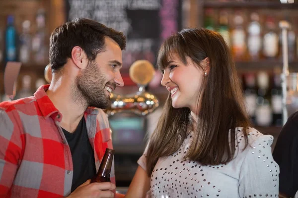 Casal jovem olhando um para o outro — Fotografia de Stock