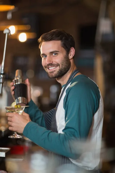 Porträt eines Barkeepers, der Getränke herstellt — Stockfoto