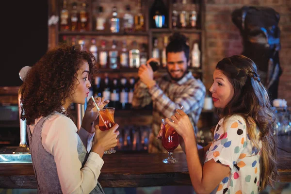 Women having cocktail drinks at counter — Stock Photo, Image