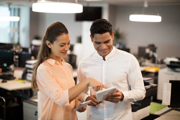 Kollegen diskutieren über digitales Tablet — Stockfoto