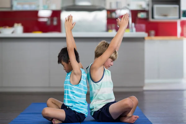 Siblings performing yoga at home — Stock Photo, Image