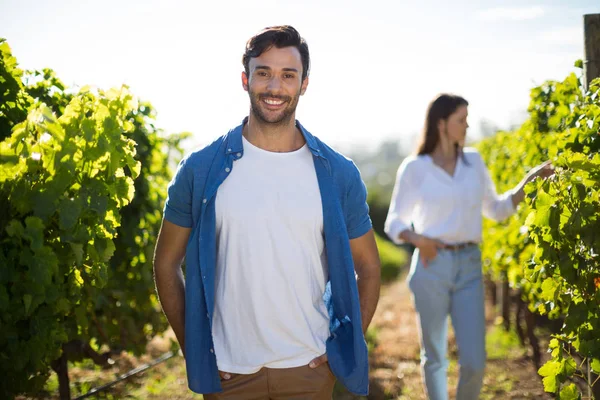 Jeune homme debout au vignoble — Photo